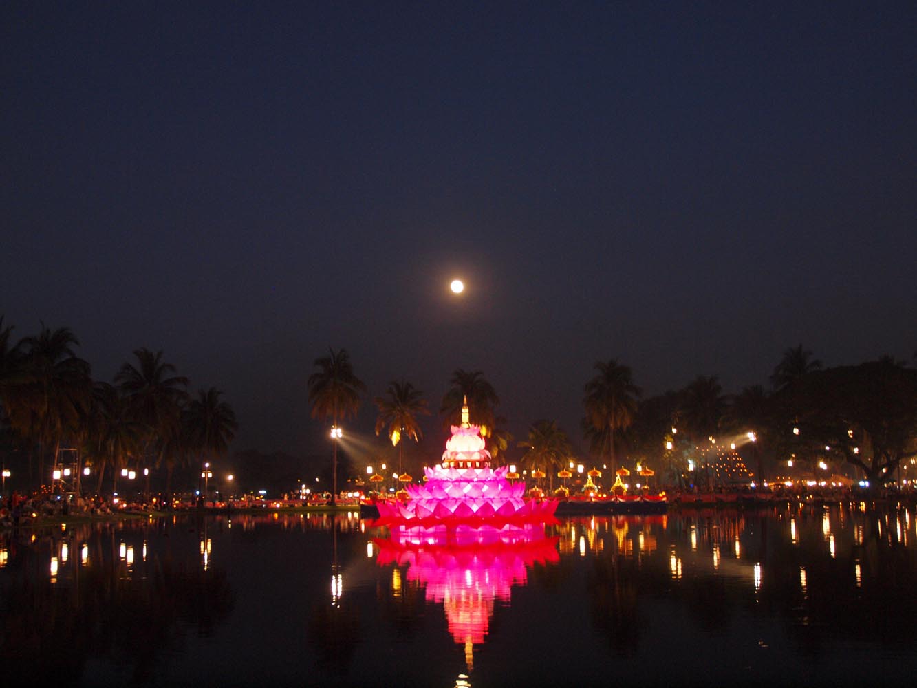 ททท.สุโขทัย จัด “ตลาดปสาน ตลาดแลกเบี้ย ททท. ณ บริเวณสระยายเพิ้ง อุทยานประวัติศาสตร์สุโขทัย สร้างสีสันในงานลอยกระทง เผาเทียนเล่นไฟ จ.สุโขทัย ประจำปี 2556